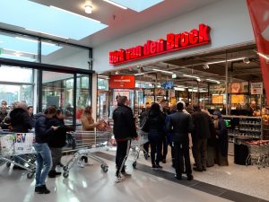 Gouda Goverwelle - Nieuws - Winkelcentrum - Grote drukte bij opening Dirk